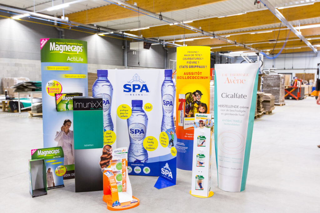Montage de présentoirs marketing personnalisés pour produits grand public, réalisé par l’ETA Le Perron à Liège.