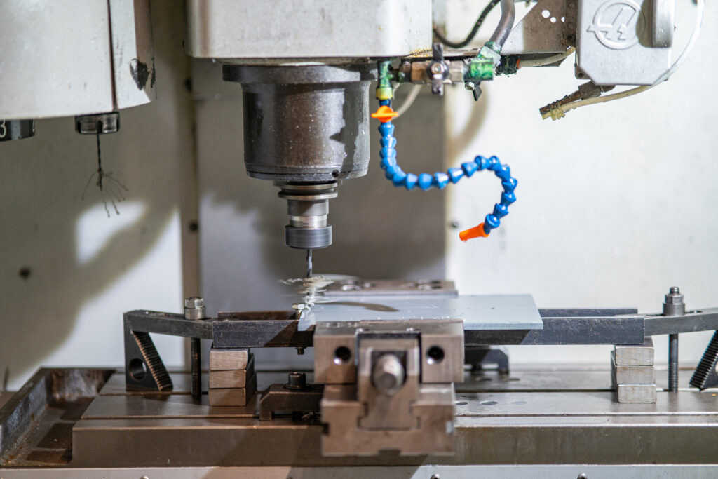 Usinage de précision sur fraiseuse dans l’atelier mécanique de l’Entreprise de Travail Adapté Le Perron en Wallonie.