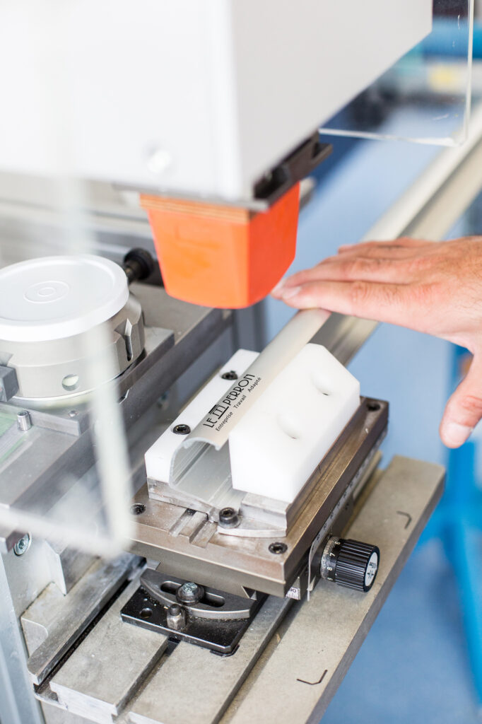 Opération de marquage industriel par tampographie sur plastique dans l’atelier spécialisé de l’ETA Le Perron à Liège.