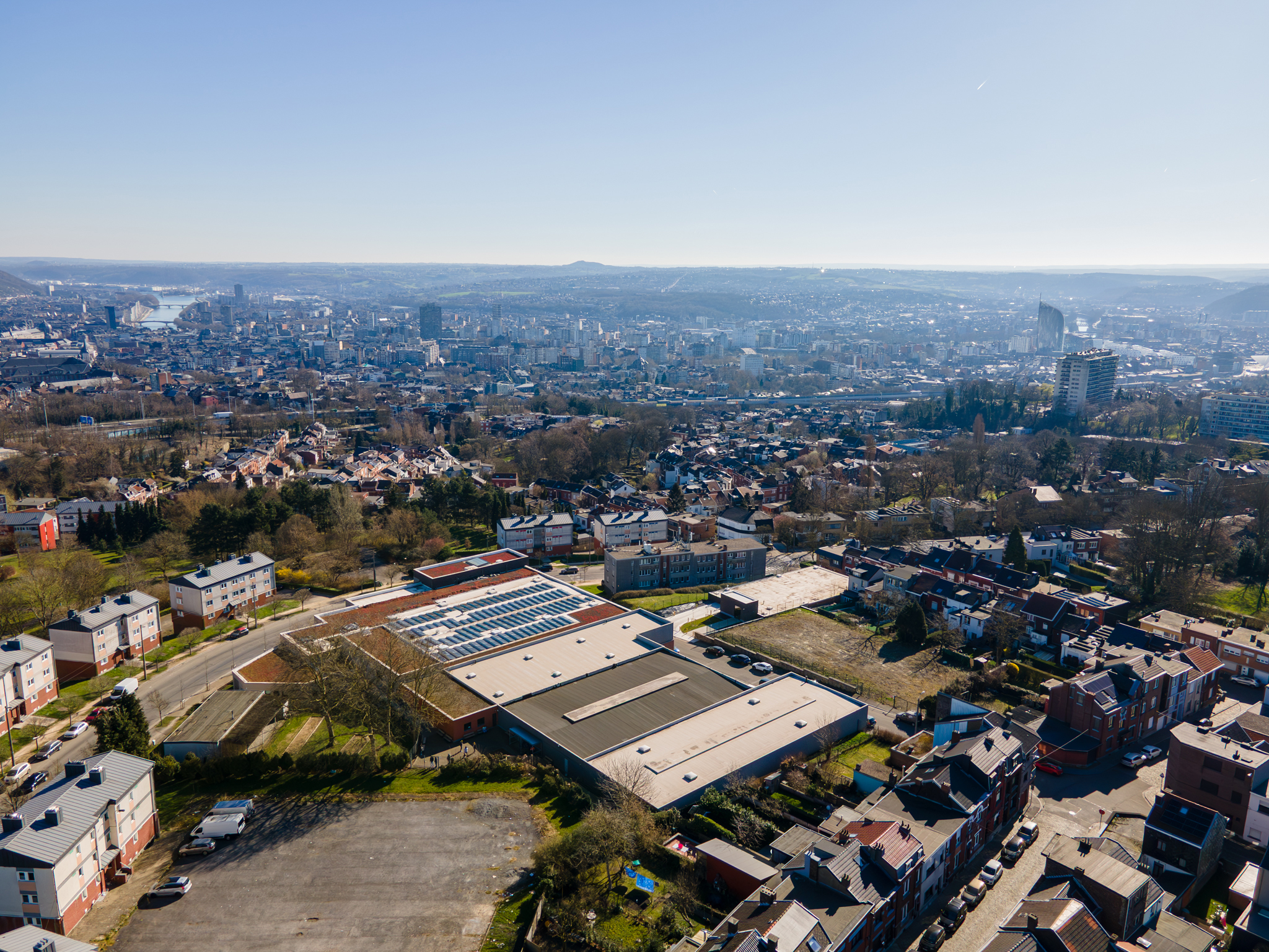 Vue aérienne des bâtiments de l’ETA Le Perron à Liège, entreprise de travail adapté active en sous-traitance industrielle en Wallonie.