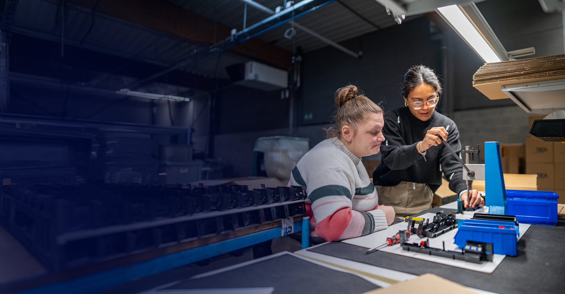 Deux collaboratrices en situation de travail dans un atelier de sous-traitance à Liège, au sein de l’Entreprise de Travail Adapté Le Perron, spécialisées dans l’assemblage de pièces mécaniques.
